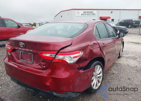 2018 Toyota Camry Le z USA, uszkodzony, nr VIN 4T1B11HK4JU645550
